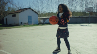 Niña con pelota